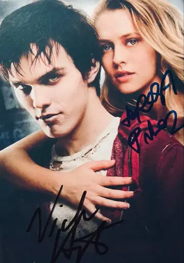 웜 바디스 니콜라스 홀트 & 테레사 파머 친필 사인 사진