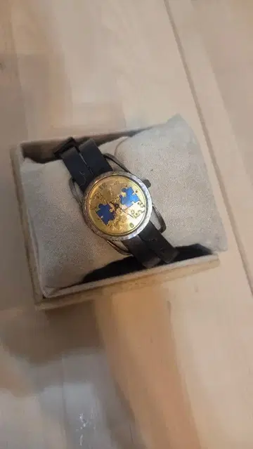 골드 아날로그 손목시계 블랙 가죽