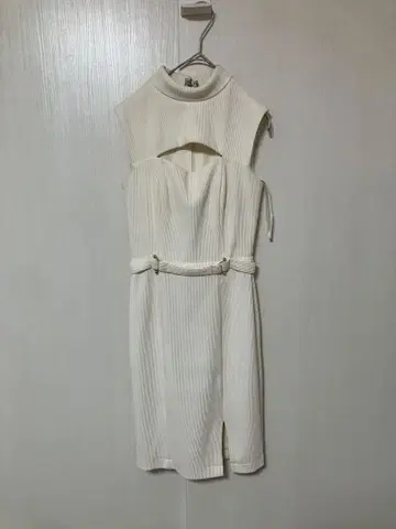 슬리브리스 타이트 드레스 크림색 로브 드 플뢰르 DEA