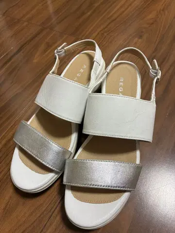 REGAL 화이트 실버 샌들 24.5cm