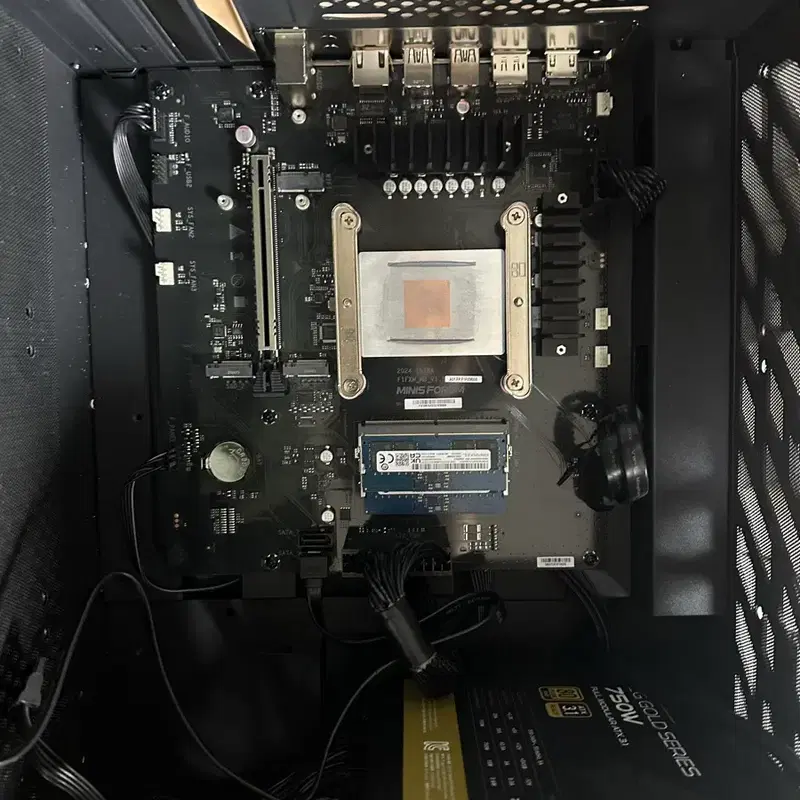 미니 pc 7945hx(7950x 동일 칩셋) 램24기가 반본체