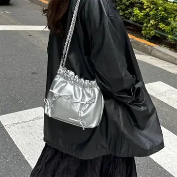 실버 복조리형 리본 체인 숄더백