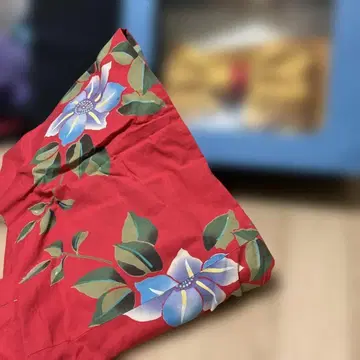 빨간색 꽃무늬 유카타와 골드 컬러 리본 오비 세트