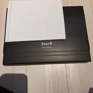 NOT A HOTEL 미우라 카탈로그 세트. 블랙 A4 사이즈 노트