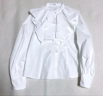 새상품급 SNIDEL 스나이델 프릴 볼륨 블라우스 세탁 가능 2023AW