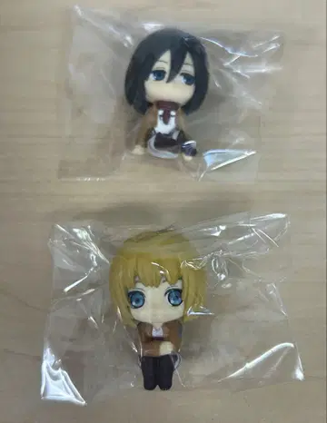 진격의 거인 피규어 세트.