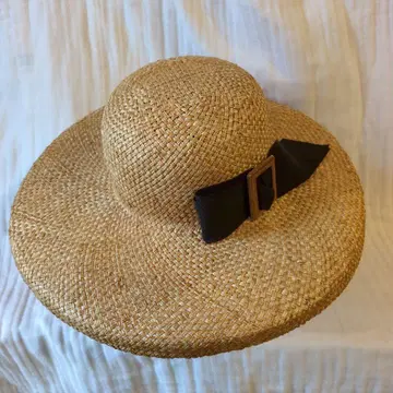 베이지 리본 포함 밀짚모자