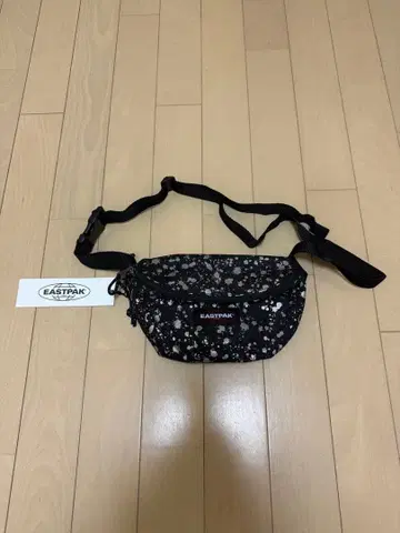 새상품 EASTPAK 바디백 웨스트 파우치 SILVER MIST