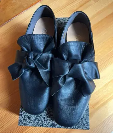 at.Fair 블랙 가죽 플랫슈즈