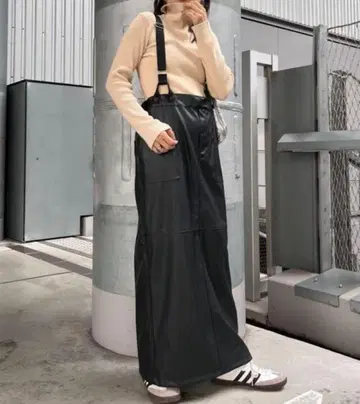 [ 2024AW/완판템 ] TYPY 서스펜더 인조 가죽 I라인 스커트