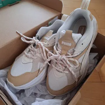 PUMA 화이트 베이지 스니커즈
