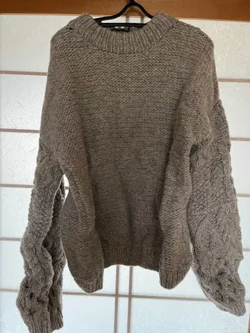 CONFFECT 그레이 케이블 니트 스웨터