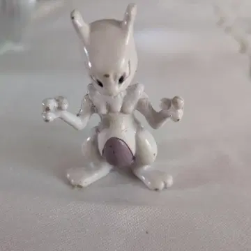 뮤츠 플라스틱 피규어