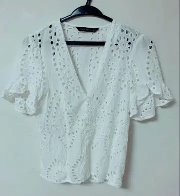 [새상품급] ZARA 펀칭 레이스 블라우스 XS