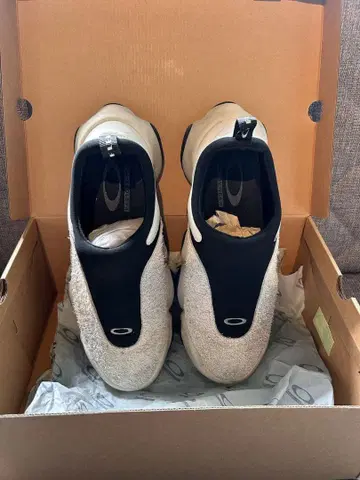 오클리 브레인 데드 프레쉬 28.5cm 새상품급 박스 있음, 밀크