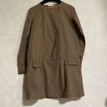 끌로에 브라운 긴팔 원피스 로고 버튼 포함 여분 버튼 포함