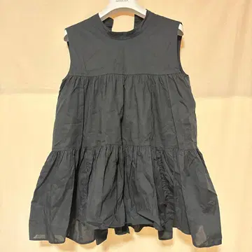 밀라 오웬 블랙 슬리브리스 플레어 상의