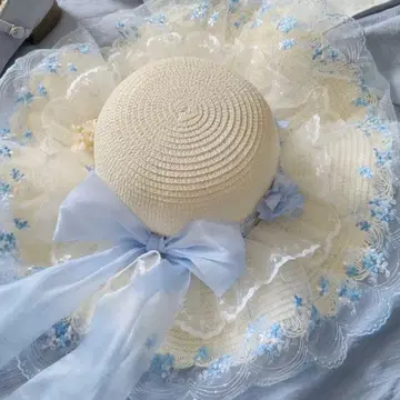 크림색 밀짚모자