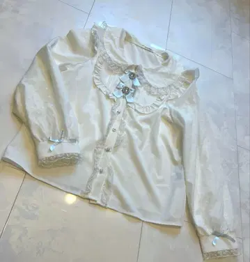 NOEMIE 노에미 하트 참 리본 칼라 블라우스 지뢰 리본