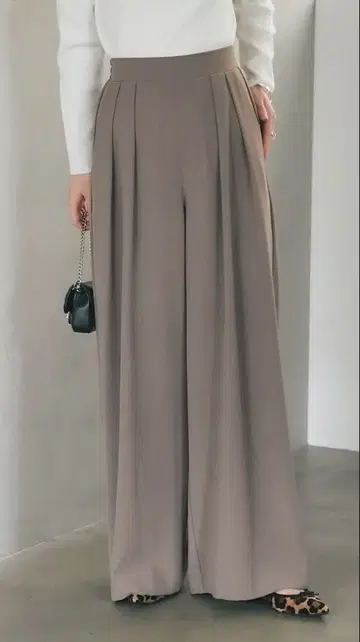 새상품 미착용 라부티크봉봉 턱 와이드 팬츠 모카