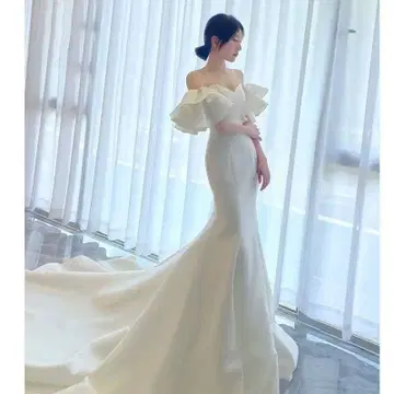 오프숄더 프릴 웨딩 드레스