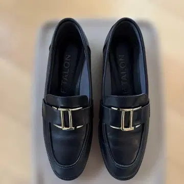 새상품급 LE TALON 루 탈론 가죽 메탈 모티브 로퍼 23.5 블랙