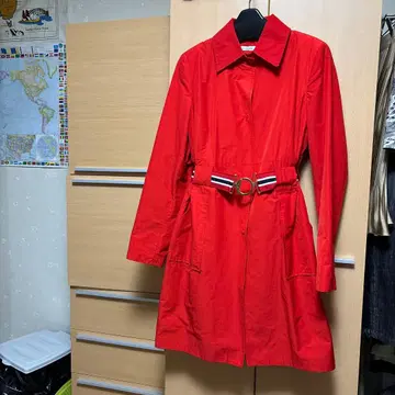 빨간색 트렌치코트 벨트 포함 스트라이프