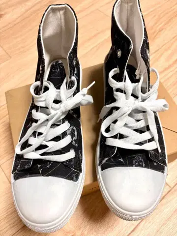 도쿄 리벤저스 하이컷 스니커즈 블랙 화이트