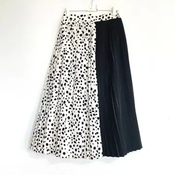 새상품급 에밀리아 위즈 플리츠 스커트 달마시안 비대칭 아이자와 에미리