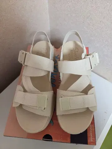 스케쳐스 화이트 샌들