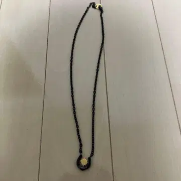 말굽 모양의 블랙 목걸이