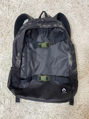 NIXON 블랙 카모플라쥬 백팩