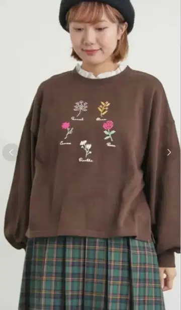 사만사 모스모스 크로스 스티치 플라워 자수 맨투맨 (다크 브라운)