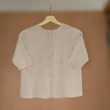 TOMORROW LAND 베이지 반팔 니트 펄 버튼