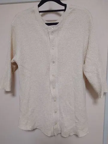 새상품급 HOLIDAY 크림색 버튼 와플 가디건 7부 소매