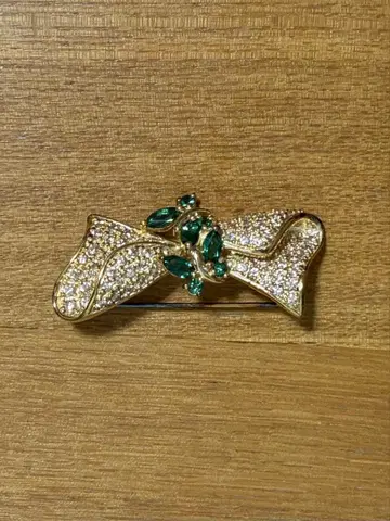 [ SV925 각인 ] 리본 모티브 브로치 골드 에메랄드 컬러 스톤