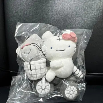 [새상품] 화이트 타이거와 블랙 타이거 x 산리오 키티 삼륜차 마스코트