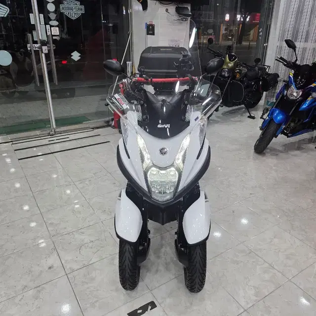 2023 Yamaha Tri-City 125 S new model 2023 with a single engine.