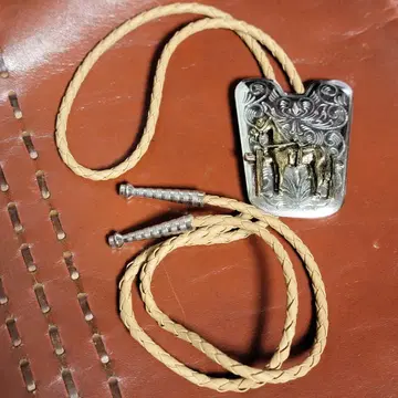 빈티지 루프 타이 보로 타이 골드 컬러 말 호스 조각 당초 가죽 로프