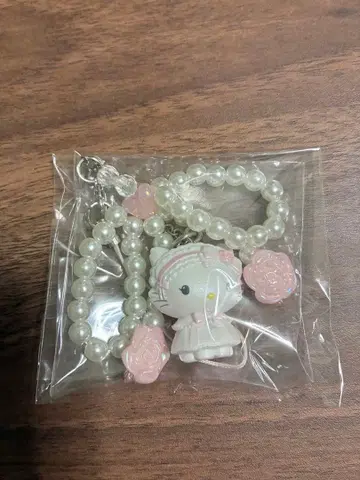 산리오 화이트 프릴 시크릿 스트랩 챠미키티