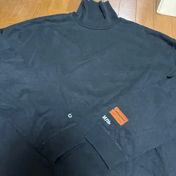 HERON PRESTON 블랙 하이넥 맨투맨