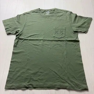 레어 UNIQLO KAWS 콜라보 T셔츠 사이즈 L