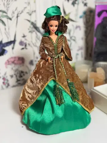 스칼렛 오하라 (바람과 함께 사라지다)의 인형입니다.