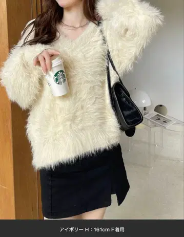 크림색 V넥 퍼 스웨터 F 사이즈 미착용