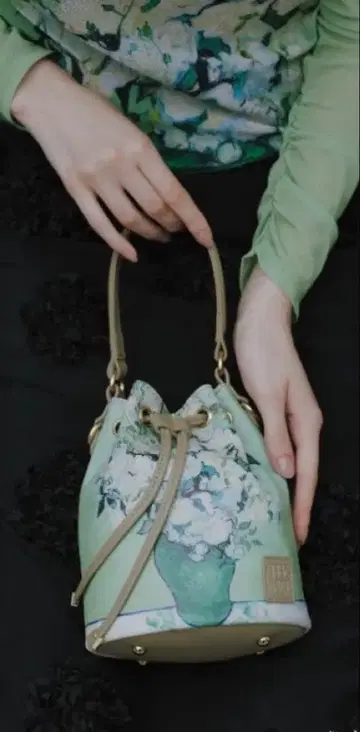 릴리 브라운 메트로폴리탄 미술관 콜라보 백