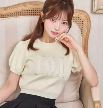 백 오픈 아플리케 니트탑