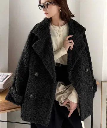 포근하게 감싸이는 고급스러운 계절감. 스탠드 칼라 푸들 보아 더블 코트