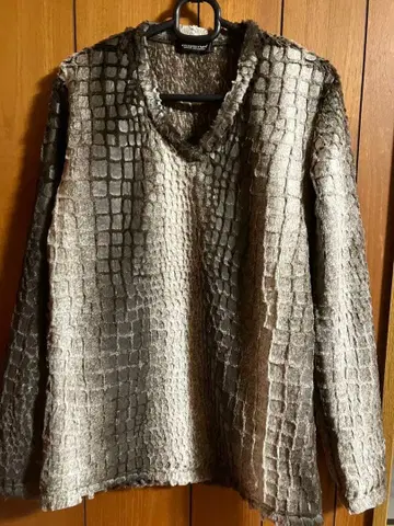 토네이도 마트 Tornado Mart V넥 풀오버