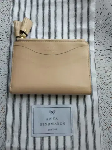 ANYA HINDMARCH 베이지 이단 접이식 지갑