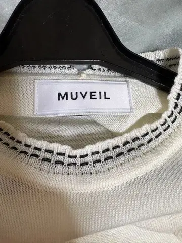 MUVEIL 화이트 하트 자수 반팔 니트